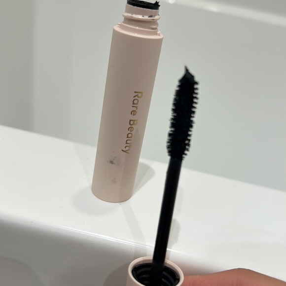 RARE BEAUTY mascara - Picture 2 of 2